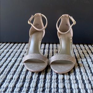 Kelly & Katie Kirstie Sandal in gold